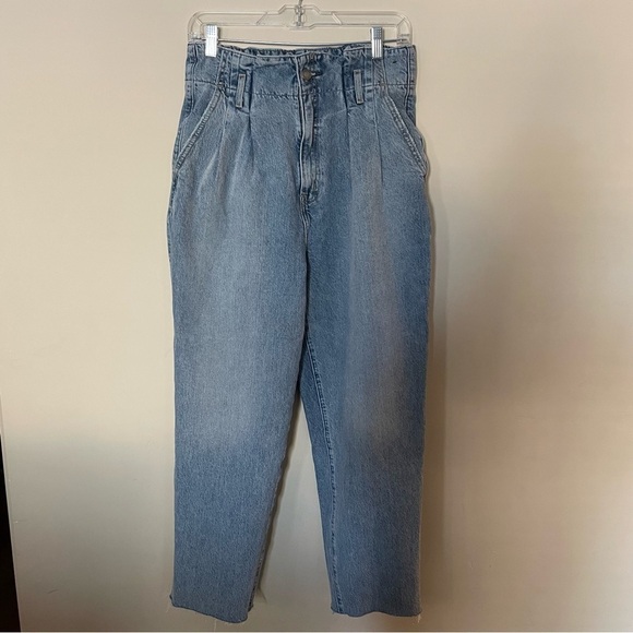 Abercrombie & Fitch A&F Ultra High Rise Paperbag Raw Hem Mom Jeans - Picture 5 of 13